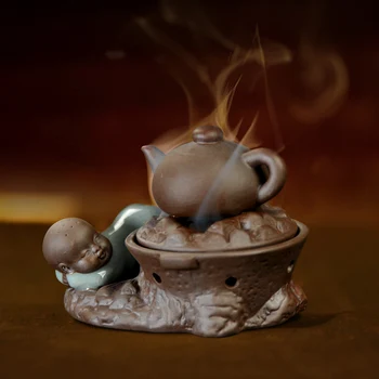 Zaļpelēka krāsa krāsns plaukstošu maz mūks bojāti salda tēja tēja vīraka kvēpināmais trauks rotājumi mājas amatniecība